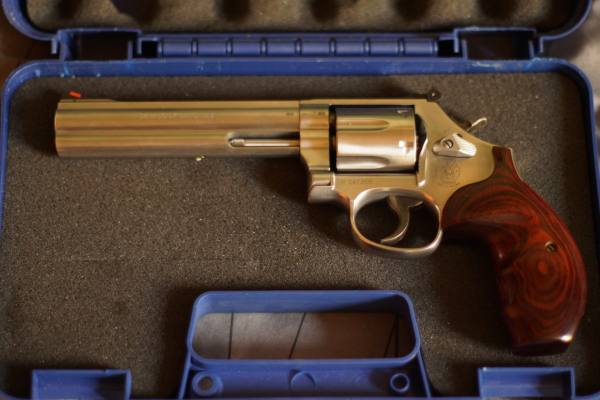 Smith & Wesson revolver 686 6" 357 magnum impugnatura noce