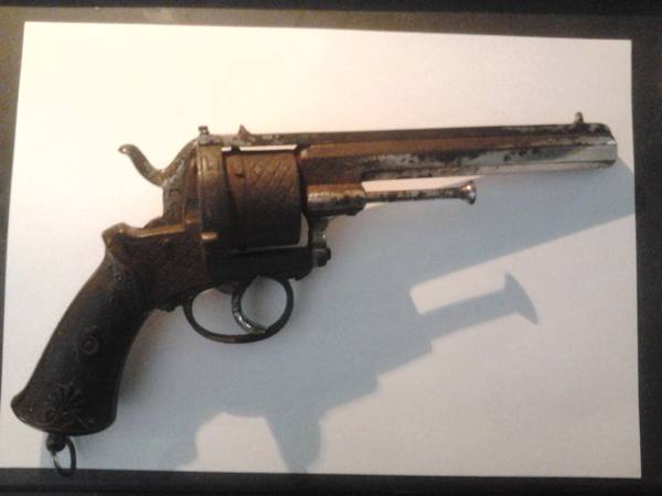 Revolver Lefaucheux risalente al XIX, fine dell'800