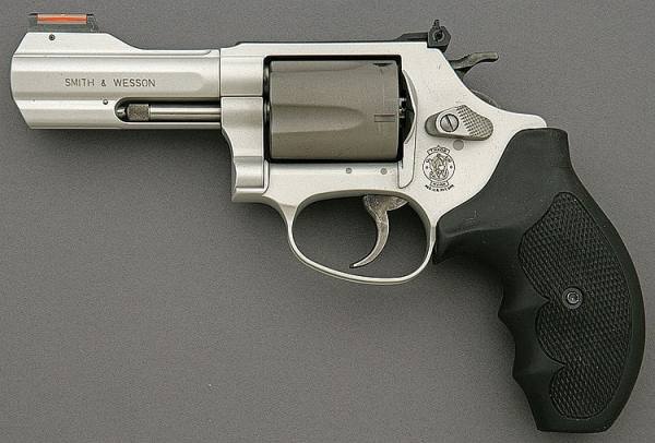 Cerco revolver Smith & Wesson 337-1 titanio cal 38 special
