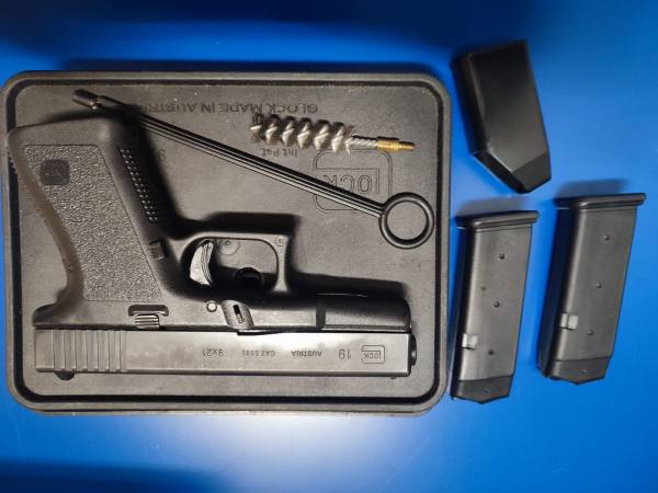 Pistola Glock mod.19 cal. 9x21 doppio caricatore e confezione originale
