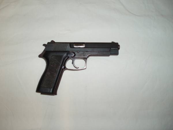 PISTOLA SEMIAUTOMATICA BERNARDELLI P018 CALIBRO 9x21